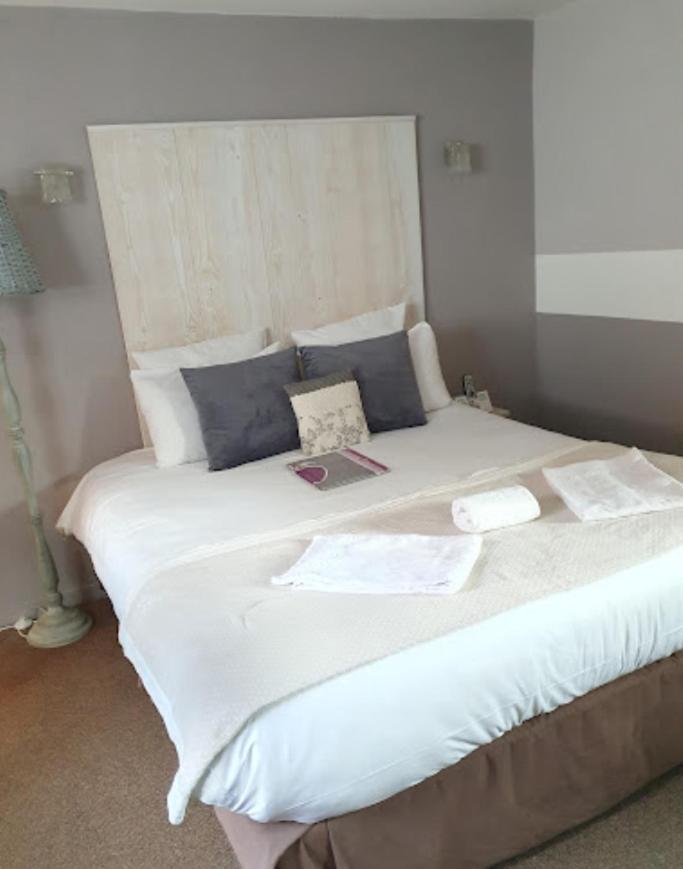 Logis Hotel Restaurant L'Auberge Normande Καραντάν Εξωτερικό φωτογραφία