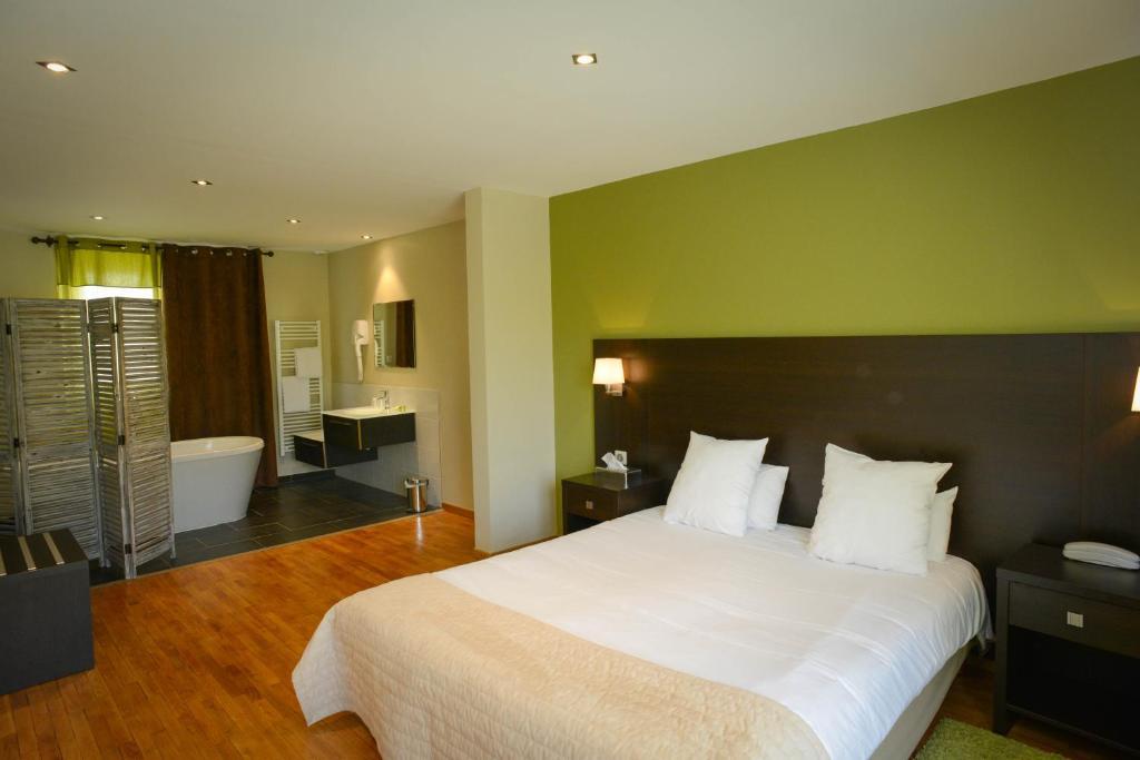 Logis Hotel Restaurant L'Auberge Normande Καραντάν Εξωτερικό φωτογραφία